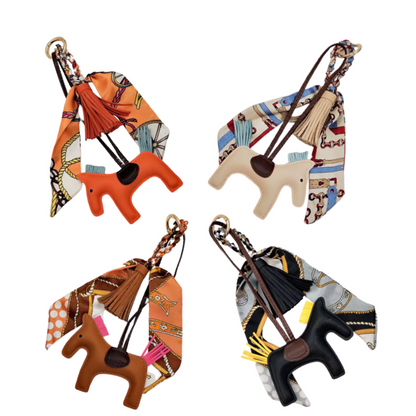 Luxe Paarden Bagcharm met sjaaltje en kwast